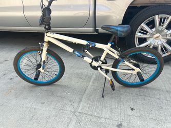 Mongoose Crush BMX Bike White Blue Rims
