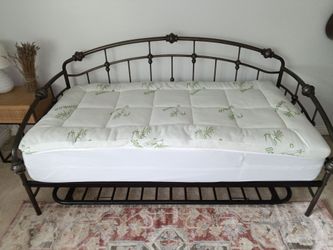Twin size bedframe with trundle