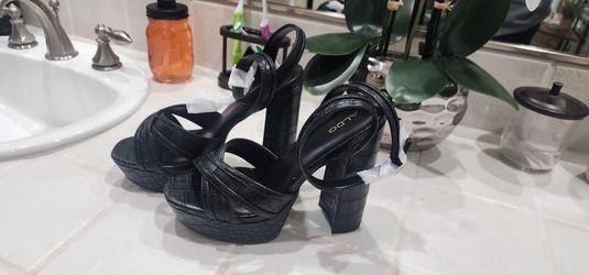 Woman's Platforms Brand New In Box Never Worn 