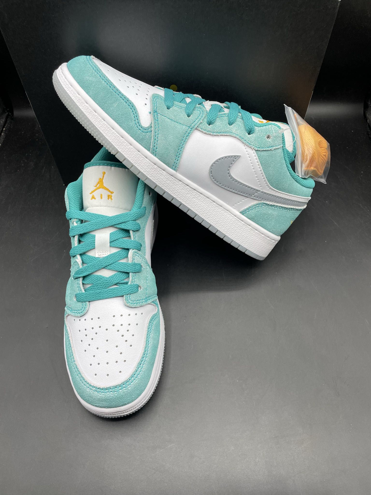 New Nike Air Jordan 1 Low SE GS Emerald White Grey Taxi Size 5.5Y / Fits Women’s 7 