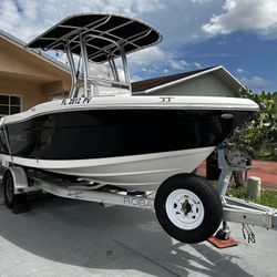 2015 ROBALO Family Cruising/Fishing Boat