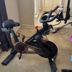 Peloton Bike/shoes Come With 