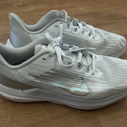 Nike Air Winflo 09 Sneakers.  Size 9 Women/ 7.5 Men