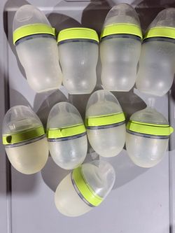 Lot of como tomo bottles.