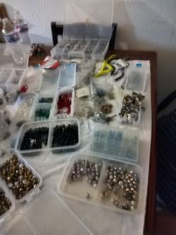 Swavorskian Beads. And Beading Supplies. Over 1000 Beads, +Strings, Earing Tools, Very Pretty. Pendants And A Whole Lot More...