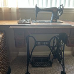1930s Antique Singer sewing machine and desk. G series serial number