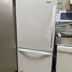 Whirlpool refrigerator with bottom freezer 
