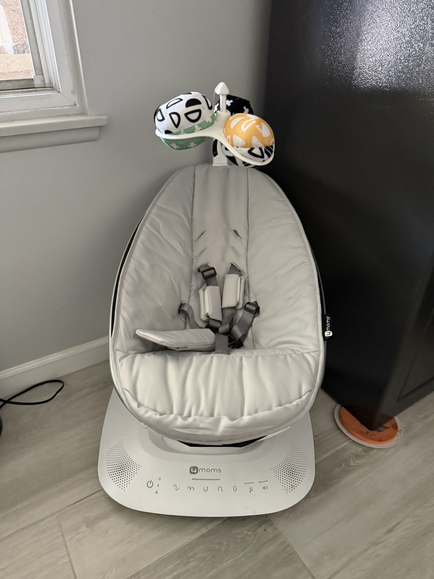 4 Moms Mamaroo Swing 
