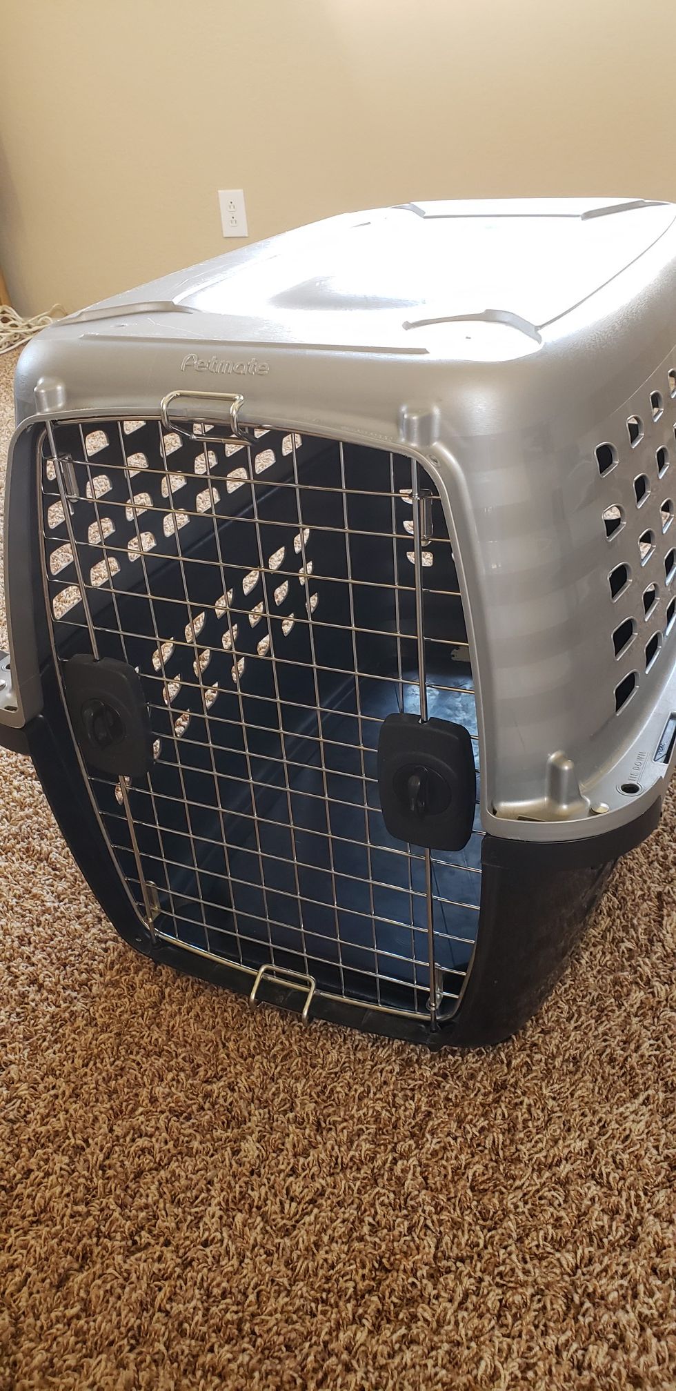 Petmate Dog crate. Good condition, door can open both directions.