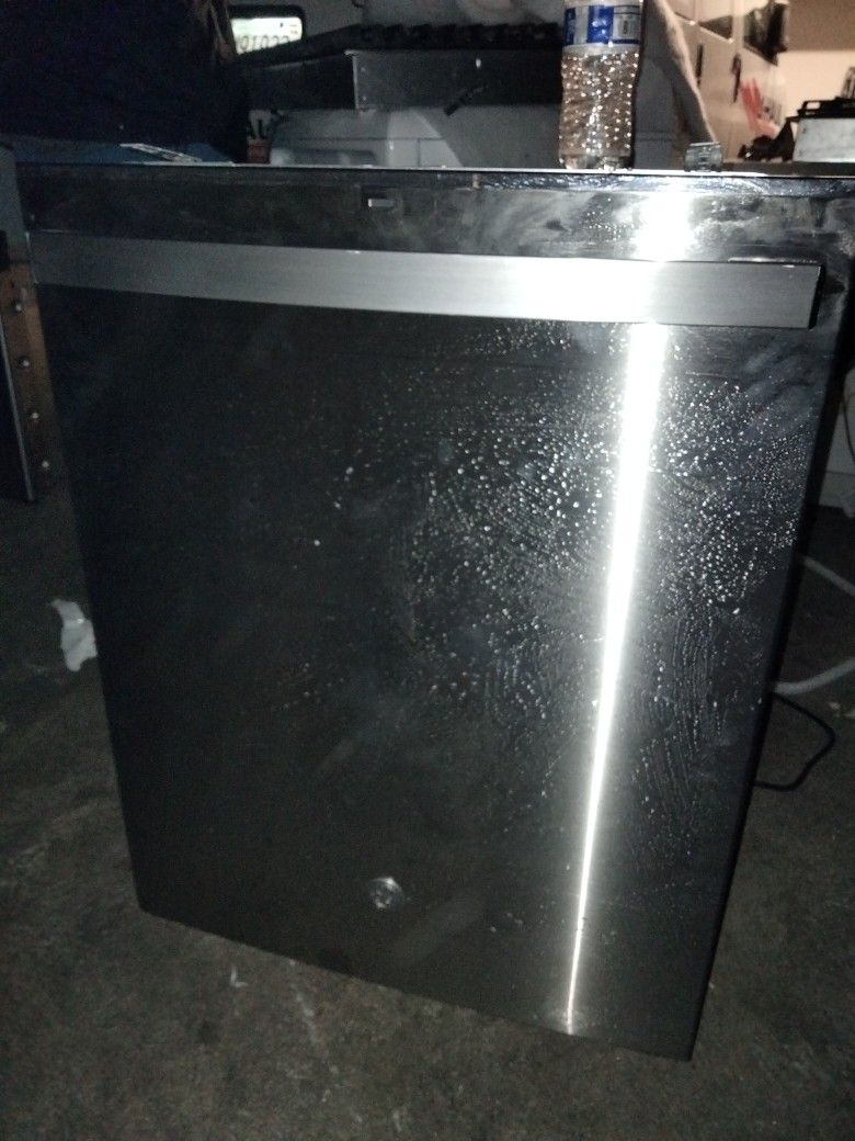 GE stainless Steel Dishwasher W/ 3rd Rack