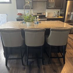 Kitchen Island Leather & Cloth Chairs