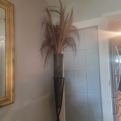 TALL VASE WITH FEATHERS