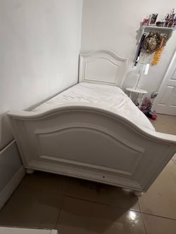 Cama Twin para niña, en buenas condiciones casi nueva