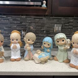 Precious Moments nativity scene  large Size