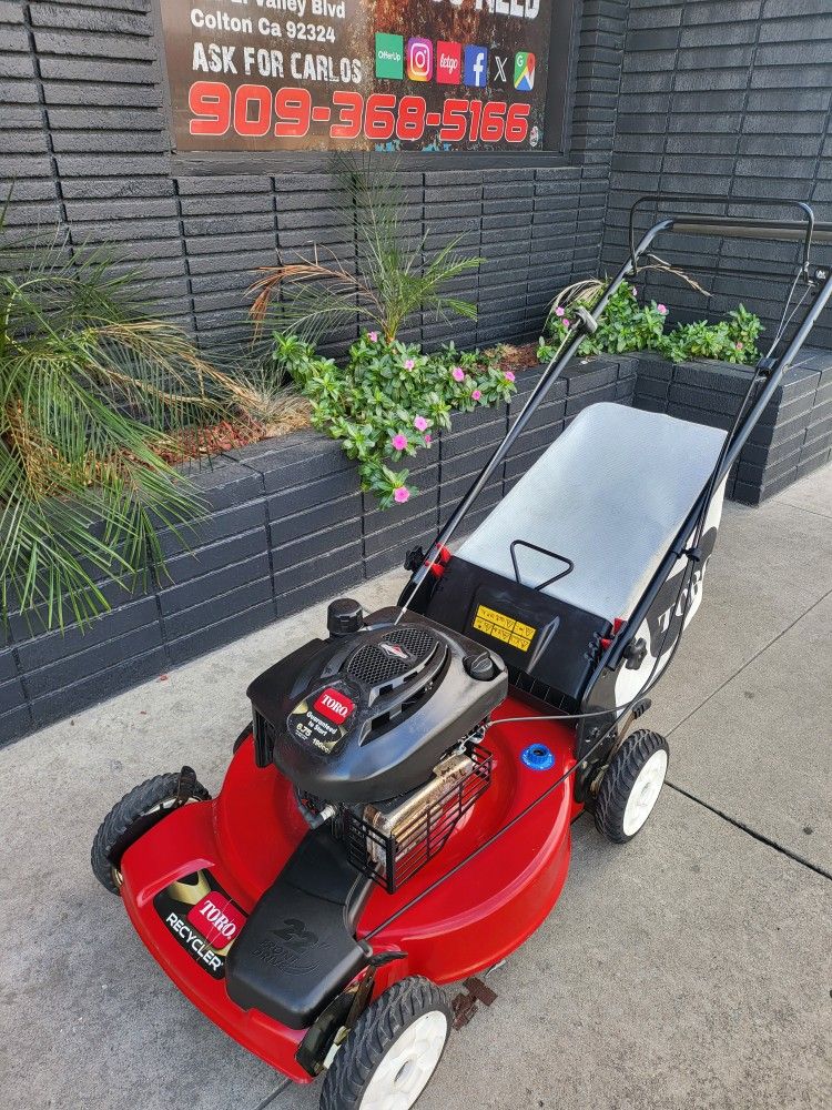 TORO GAS SELF-PROPELLED LANW MOWER LIKE NEW