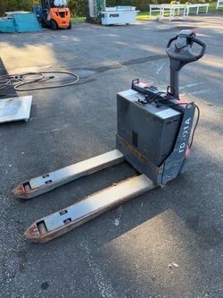 Toyota Electric Pallet Jack 4500 LB 24V – For Parts or Repair