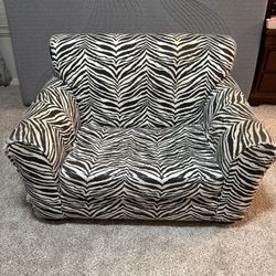 Couch fits two people | Price negotiable!!