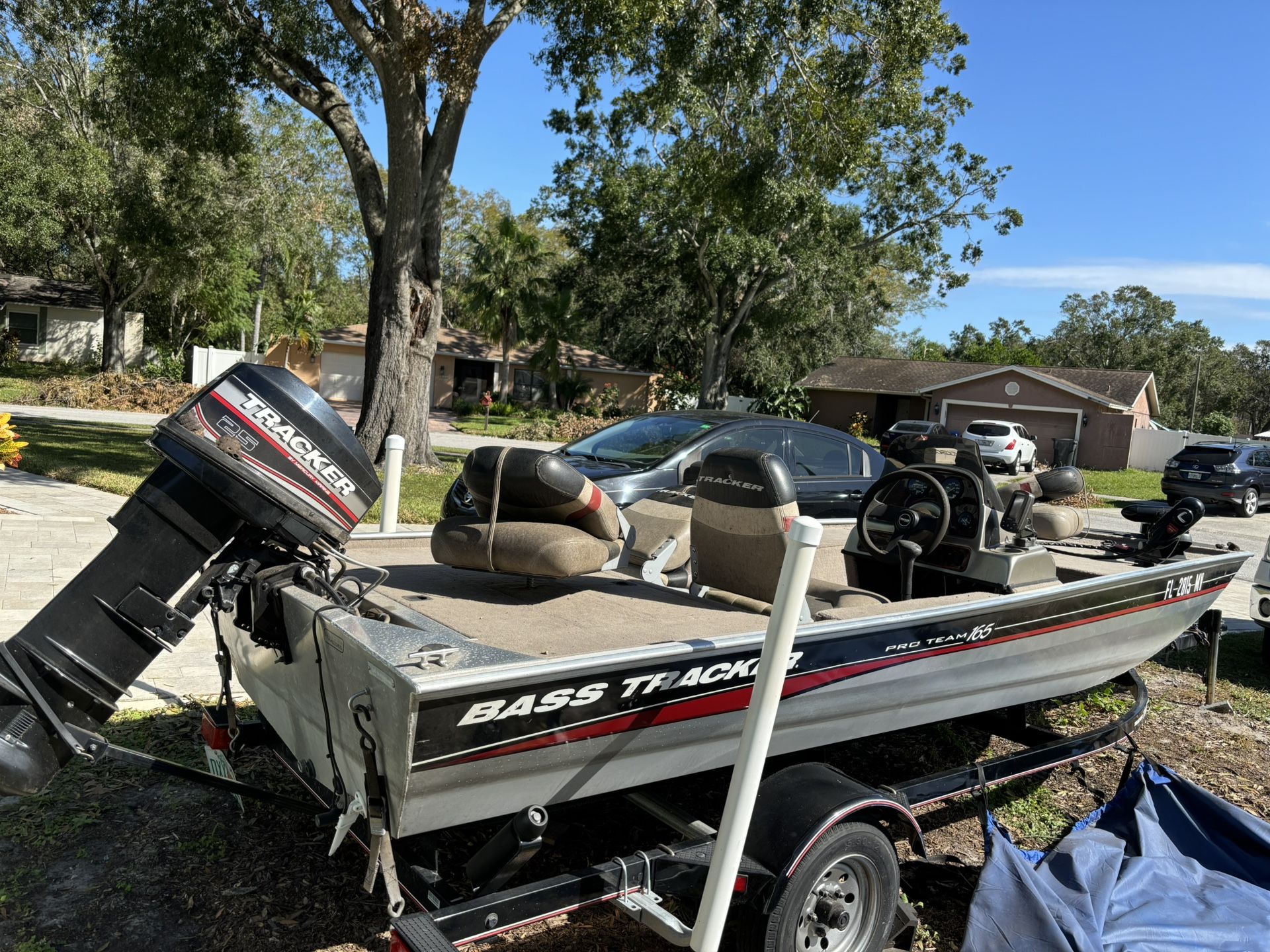 2005 Pro Bass Tracker, Brand new Batteries and Tire. Trolling Motor