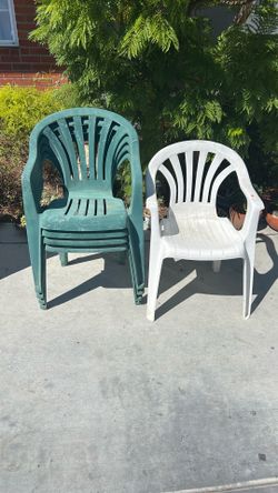 4 Green, 🪑 and1 White Chair