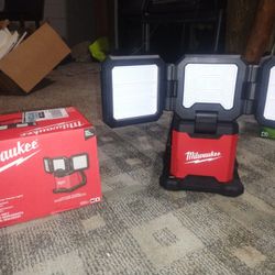 Miluakee M18 Rover Dual Power Triple Panel Flood Light NEW 