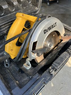 DeWalt 7-1/4" Circular Saw + Hard Case – Powerful & Reliable!