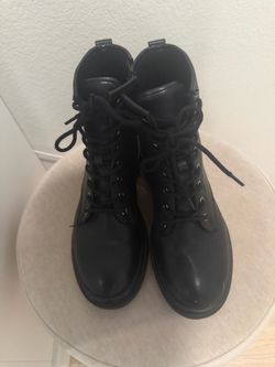 Combat boots