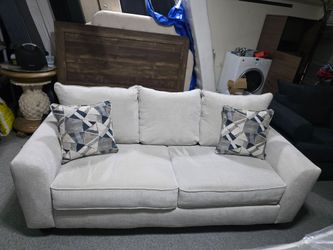 Modern Light Gray 3-Seat Sofa w/ Matching Pillows (Comfortable & Clean)
!