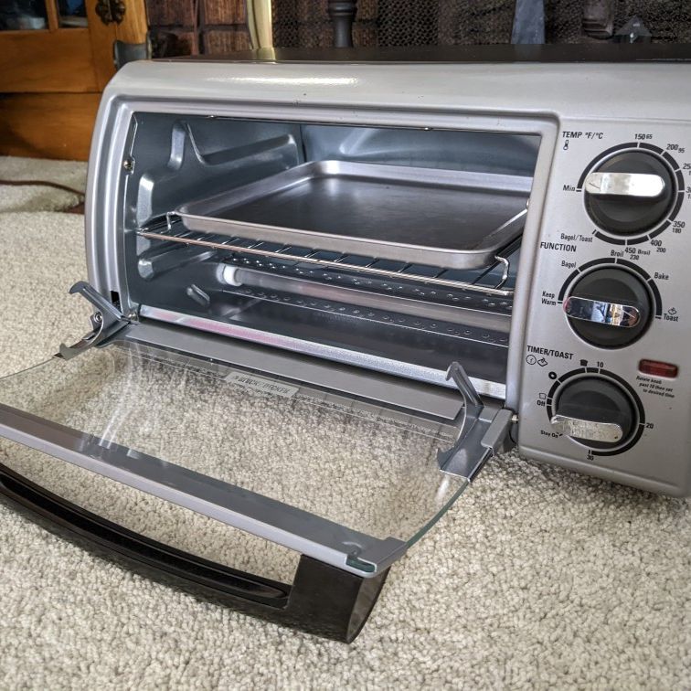 Black & Decker Small Toaster Oven 8 X 15.5 for Sale in Hemet, CA - OfferUp