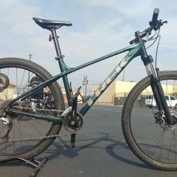 Trek Marlin 7 29er Mountain Bike Size 18in 