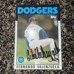 1986 Topps  #630 Autographed Fernando Valenzuela Baseball Card 