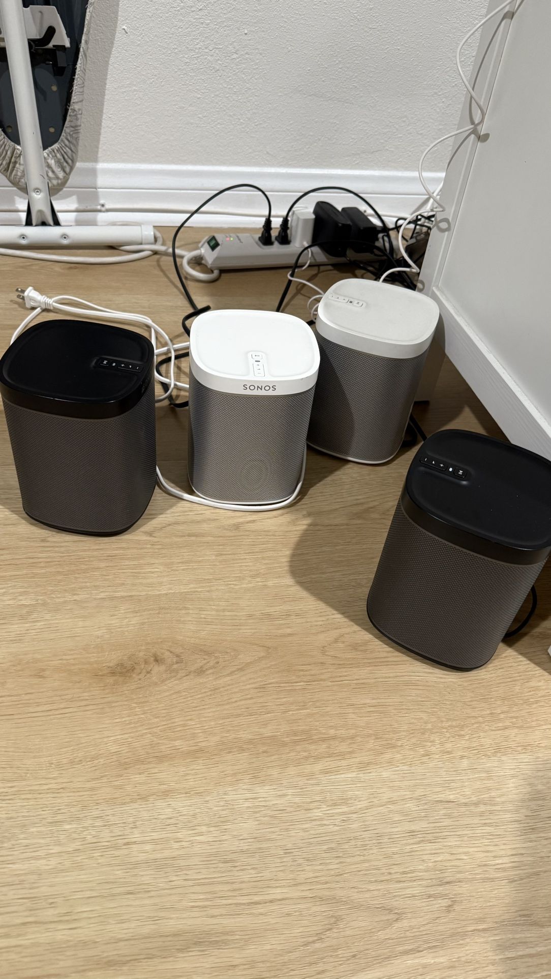 Sonos Play:1 Speakers (4) + Sonos Boost – Excellent Condition – Whole Home Audio Bundle
