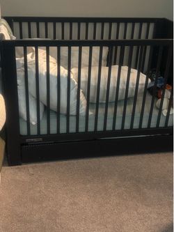 delta crib with pullout drawer - black