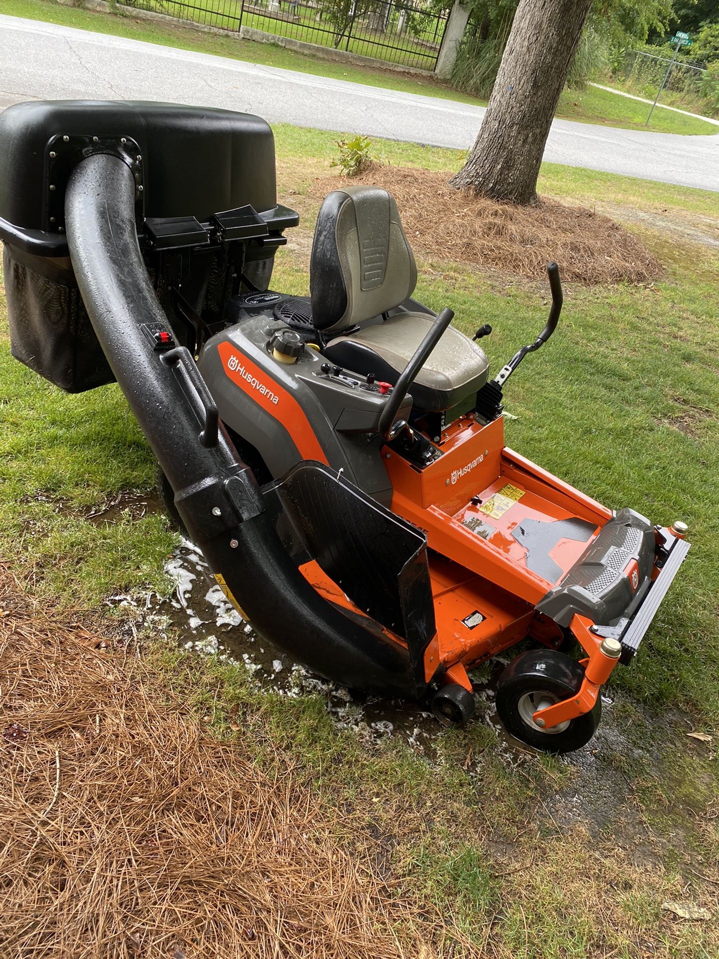 54in Husqvarna Zero Turn With Bagger