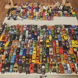Bulk Lot of Hot Wheels, Matchbox, and other vehicles