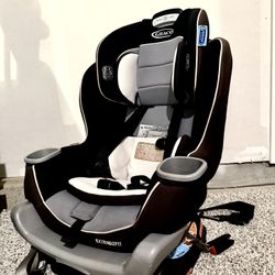 Car seat (Graco Extend2Fit Convertible Car Seat) – Great Condition