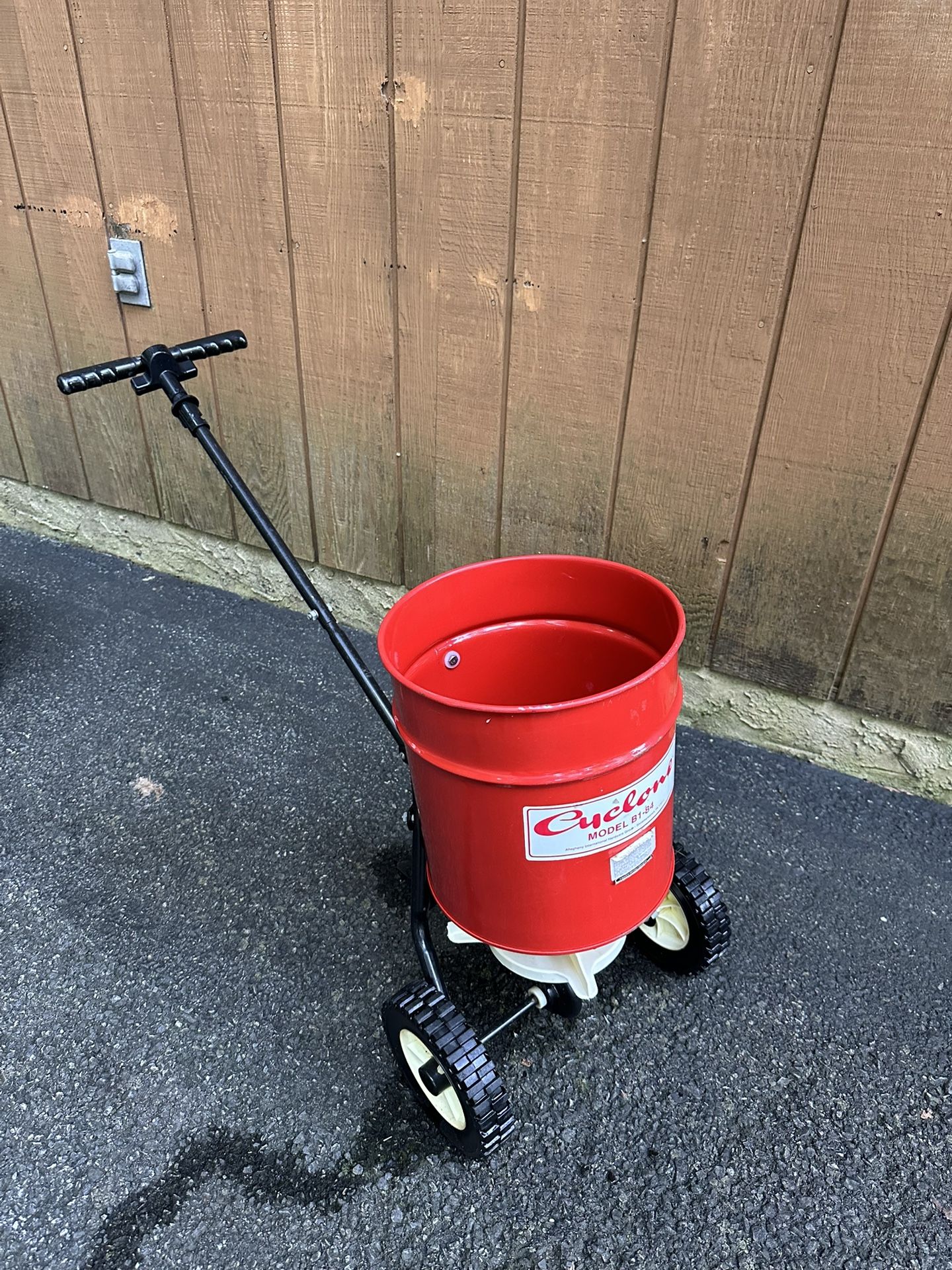 Cyclone Broadcast Spreader