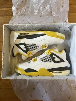 Jordan 4 Sulfur Size 10.5M