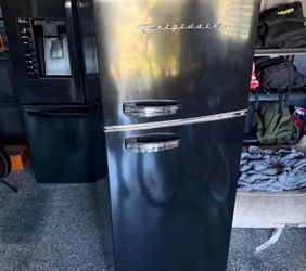 Frigidaire Retro Top-Freezer Refrigerator Black