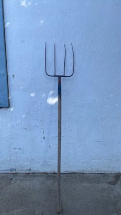 4-Tine Pitchfork with Wooden Handle