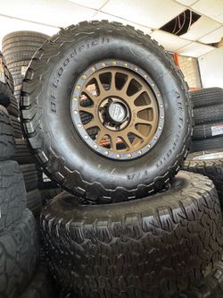 📲✅Vendo set de rines nuevos 17x9 6 lugs 6-139 con llantas usadas 315/70/17 bf Goodrich