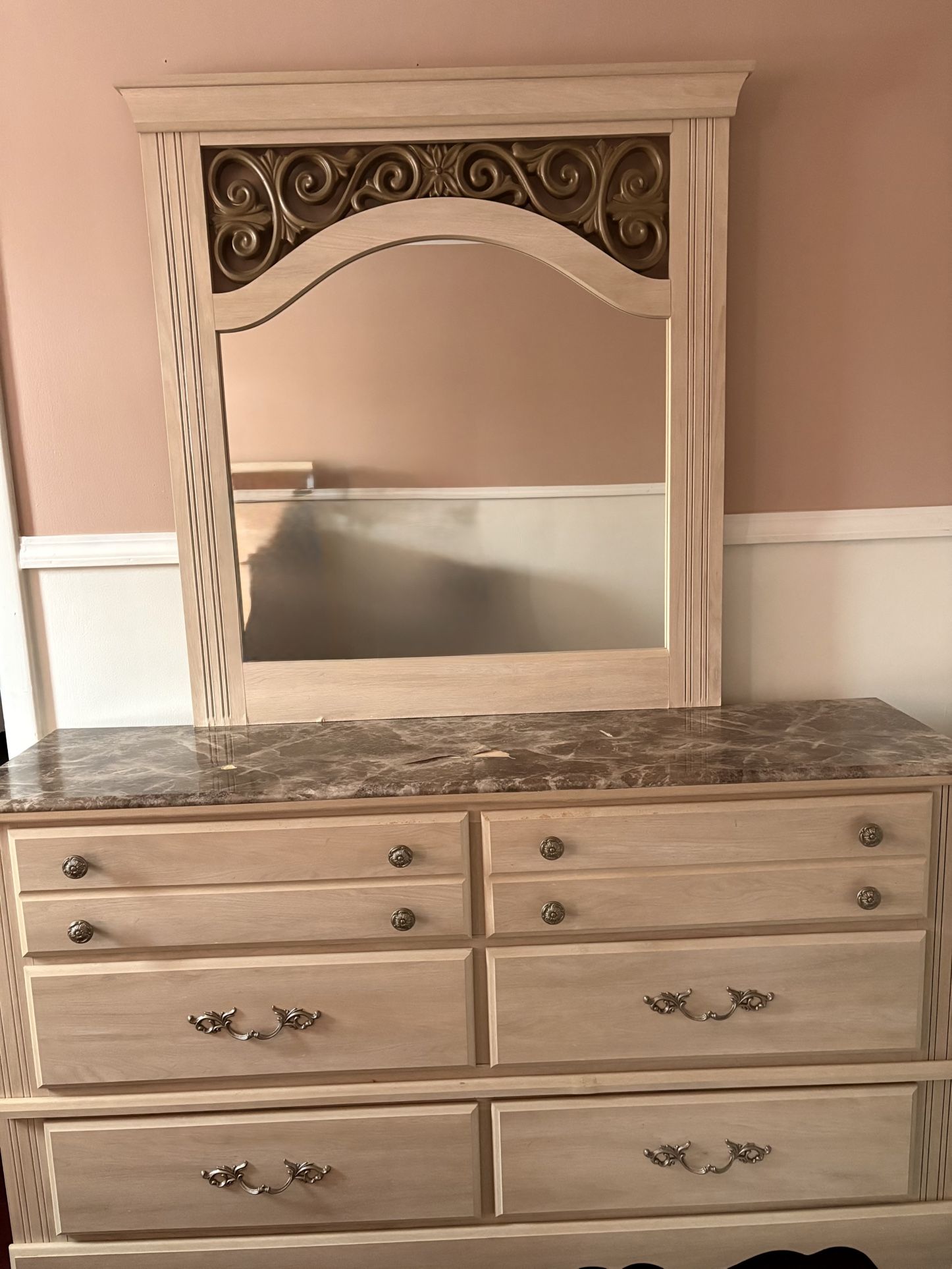 6 Drawer Dresser With Mirror beautiful Design. Otherwise In Good Used Condition. 