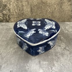 Vtg Blue White Chinoiserie Butterfly Flor Heart Shape Porcelain Trinket Box