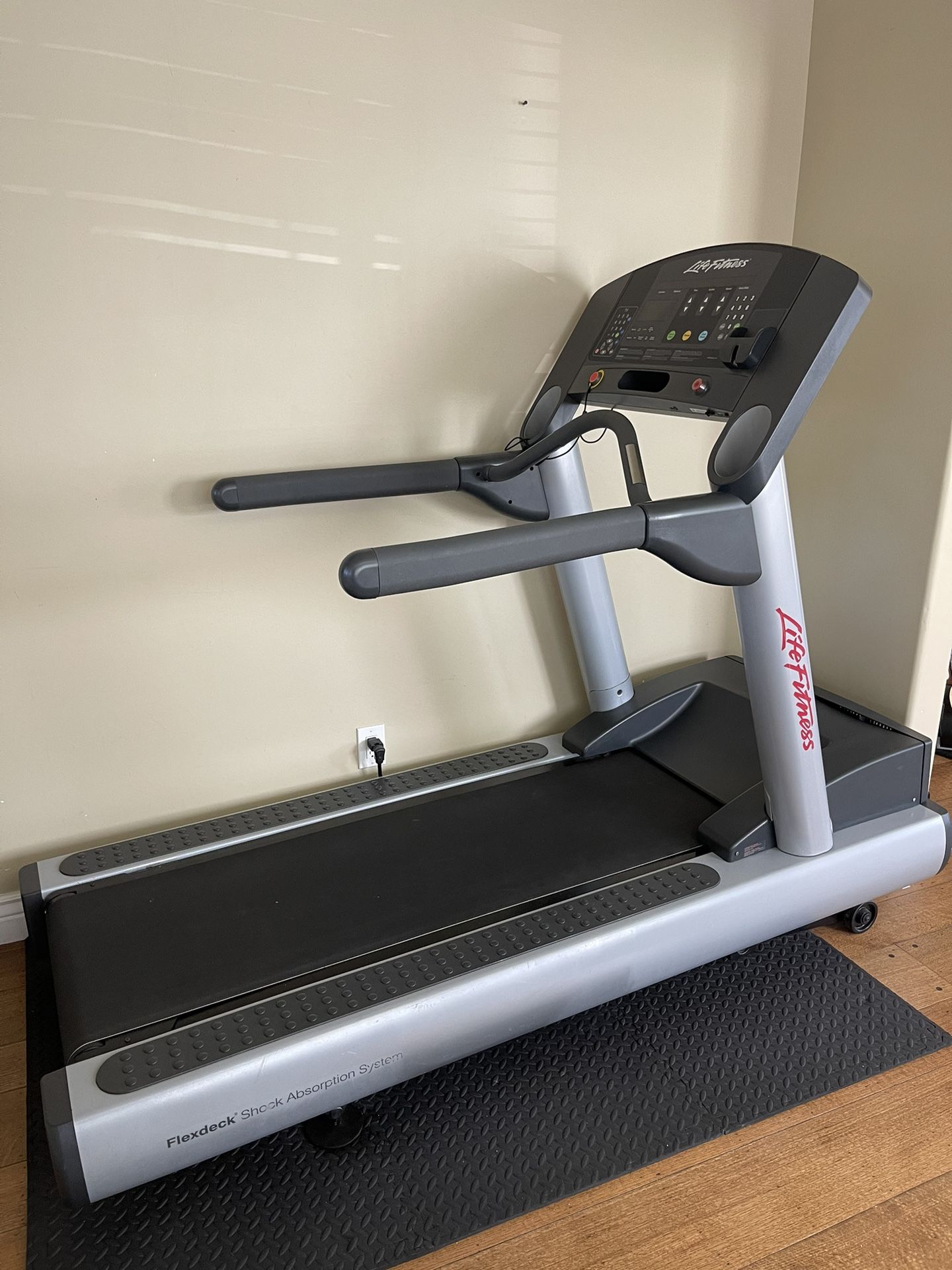 Life Fitness Treadmill 