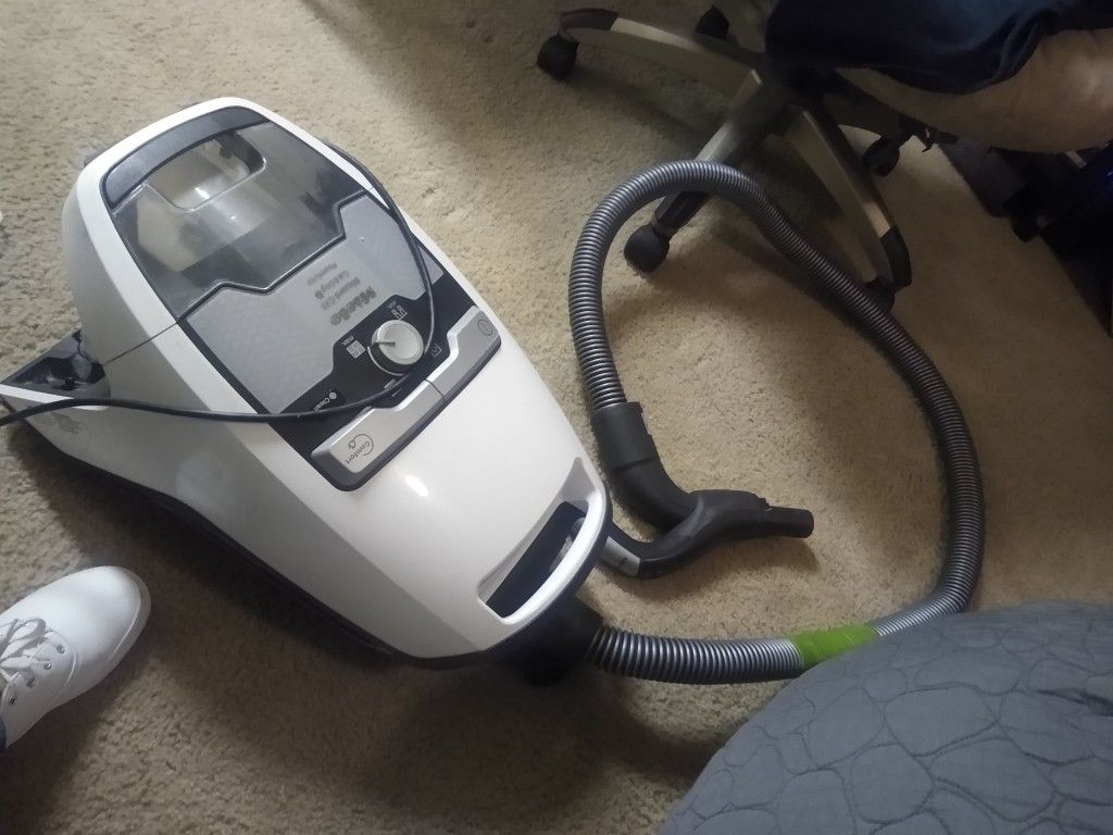 professional Miele vacuum retails for almost 1000 bucks brand new I'm selling for 300 is what I'm asking for