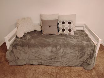 Twin Sized Day Bed With Trundle