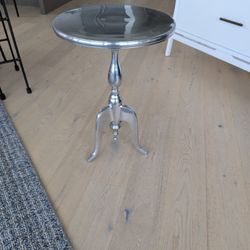 DecMode Silver Round Aluminum Traditional Accent Side Table