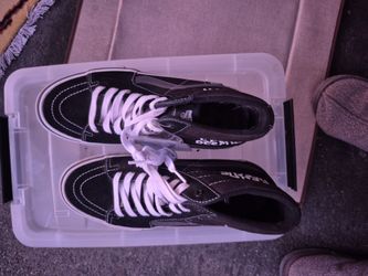 Black & white skateboarding shoes