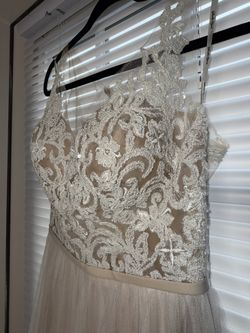 Elegant Blush & Ivory Lace Wedding Dress – Size 6 – Unworn & Unaltered