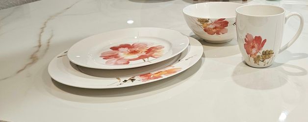 Oneida Amore White/ Pink Porcelain 48-piece Dinnerware Set (Service for 12)