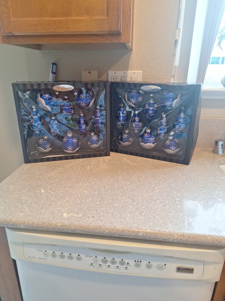 BEAUTIFUL BLUE AND WHITE SNOWFLAKE ORNAMENTS BY CHRISTOPHER  RADKO